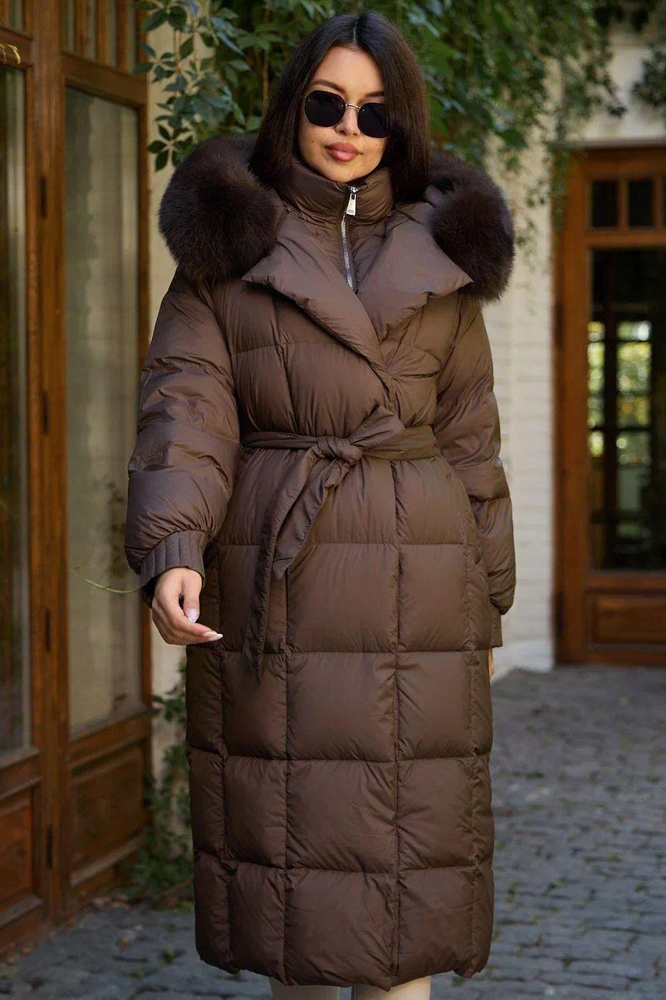 Стильный длинный пуховик с мехом