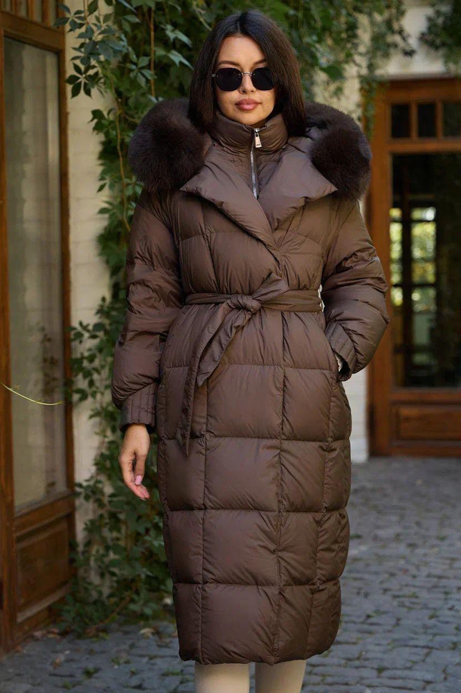 Стильный длинный пуховик с мехом