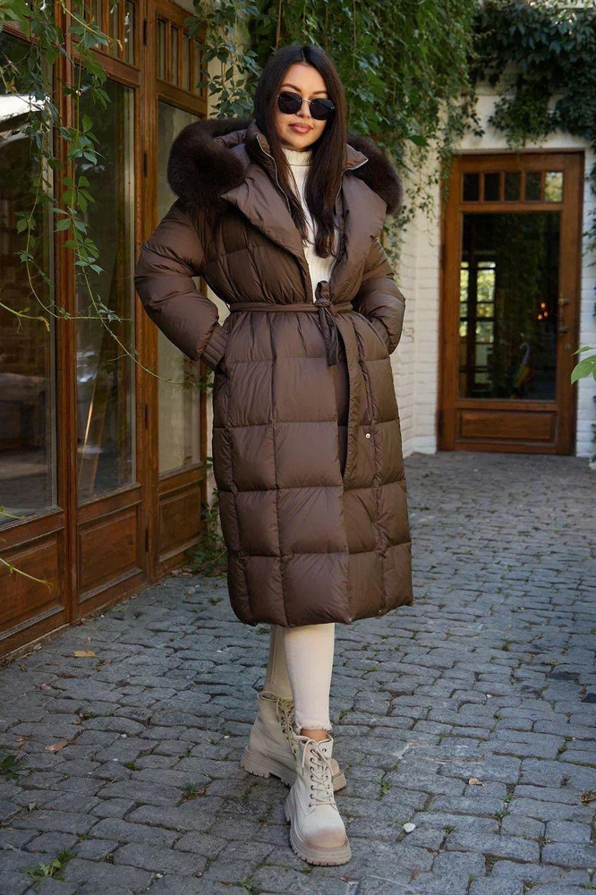 Стильный длинный пуховик с мехом