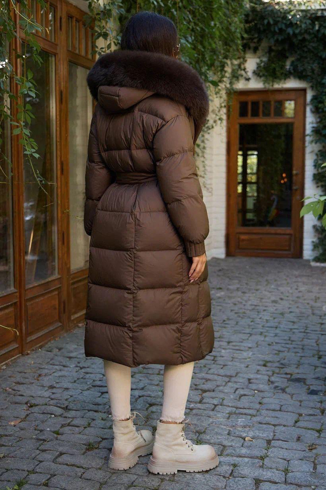 Стильный длинный пуховик с мехом