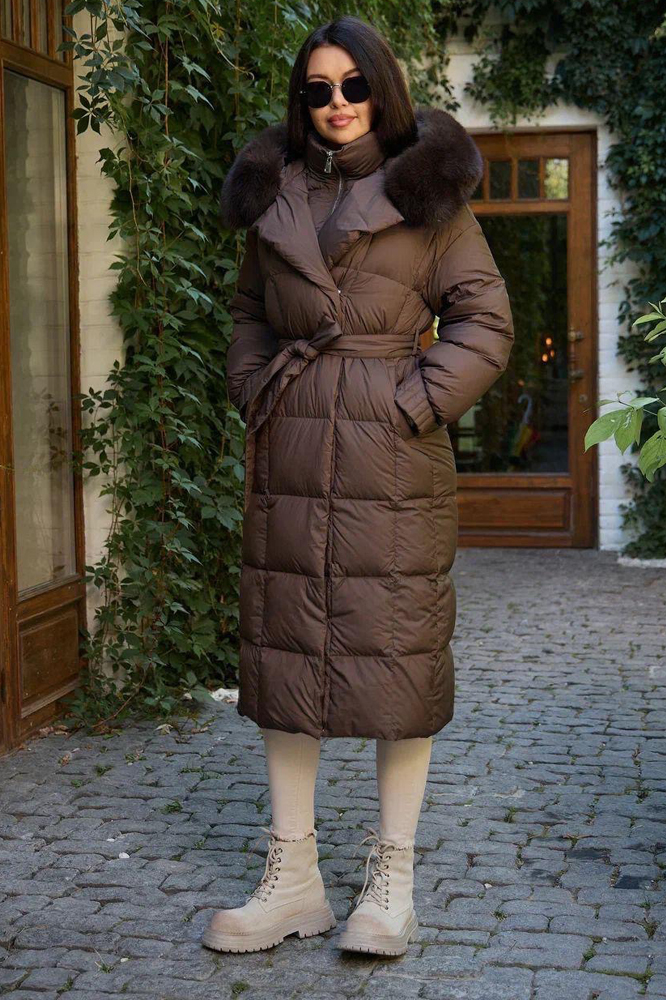 Стильный длинный пуховик с мехом