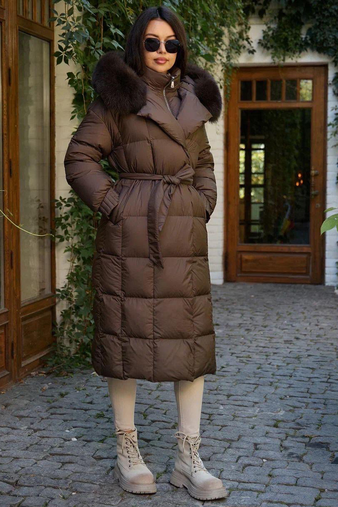 Стильный длинный пуховик с мехом