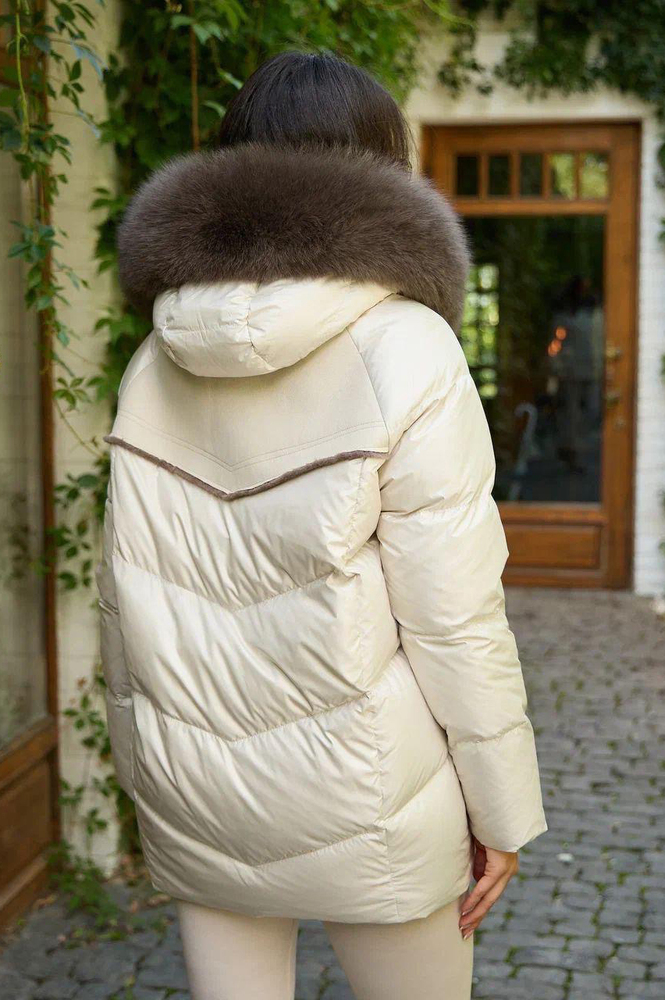 Белый пуховик BTN с мехом