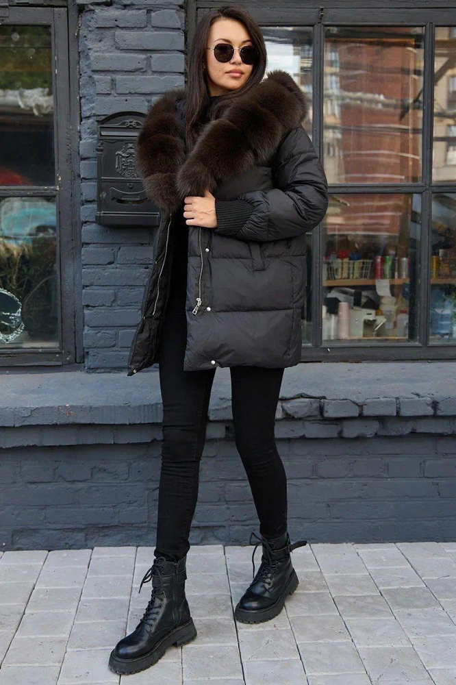 Пуховик классический полуприталенный