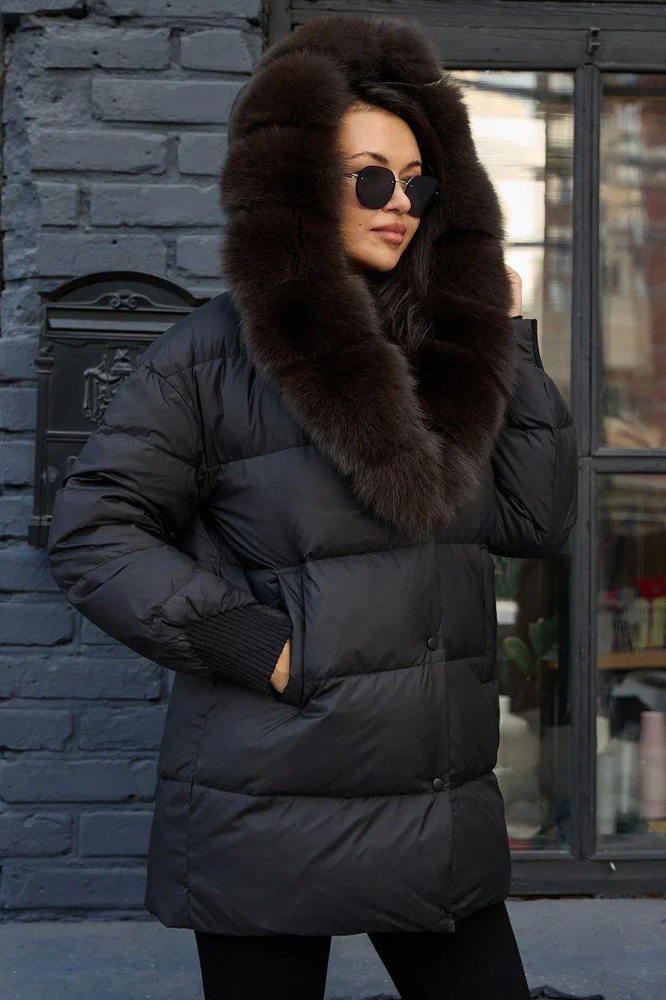 Пуховик классический полуприталенный