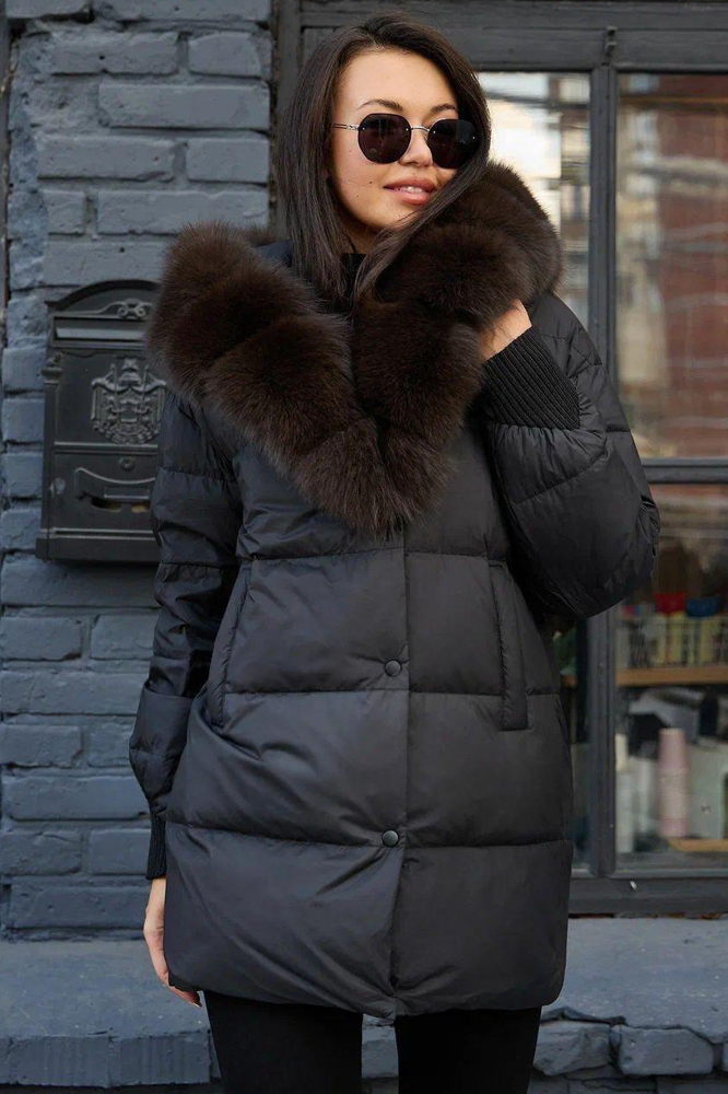 Пуховик классический полуприталенный