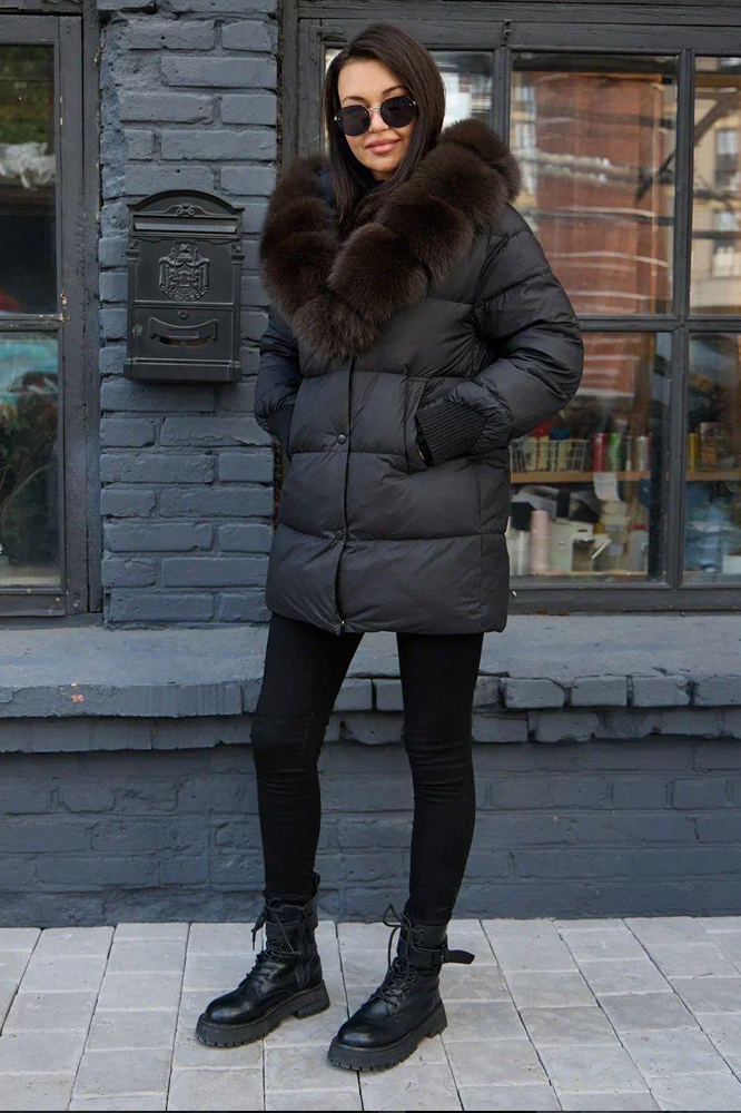 Пуховик классический полуприталенный