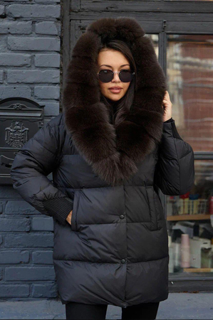 Пуховик классический полуприталенный