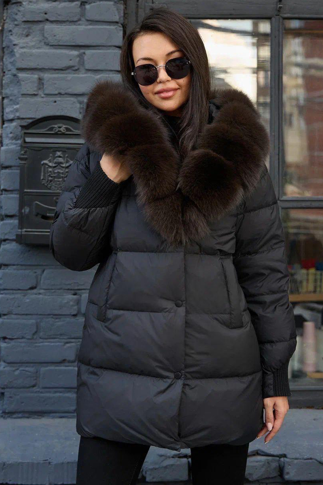 Пуховик классический полуприталенный